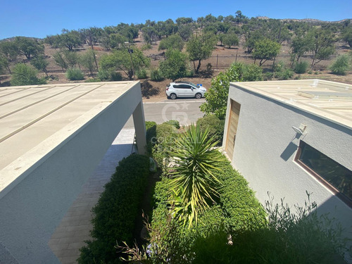 Cálida Casa Con Vista Panorámica En Condominio Seguro