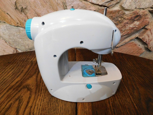 Imagen 3 de 6 de Mini Maquina De Coser Portátil Con Pedal