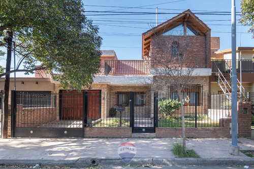 Venta Casa 5 Dorm Cochera Poeta Lugones Cba