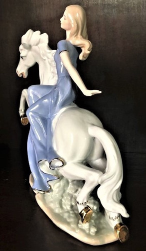 Imagem 3 de 12 de Estatua Mulher Cavalgando Porcelana 30cm
