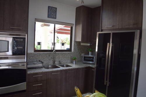 Alquilo Casa En Condominio Vila De La Colina, Excelente Estado, Tiene Patio, Con Línea Blanca