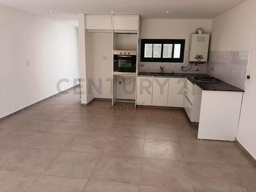 135 Entre 473 Y 474. Casa De Dos Dormitorios En Venta. City Bell