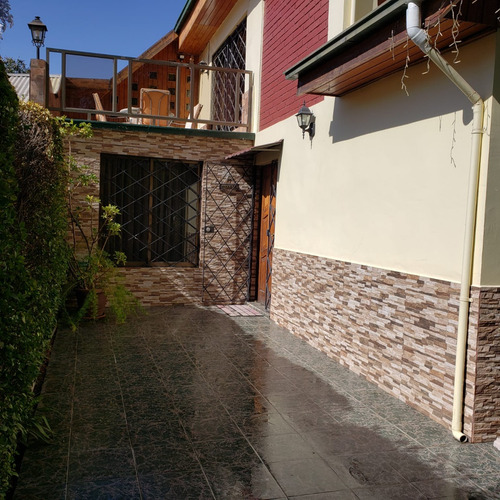 Casa Ubicada En Pasaje El Ulmo. Villa Areas Verdes.