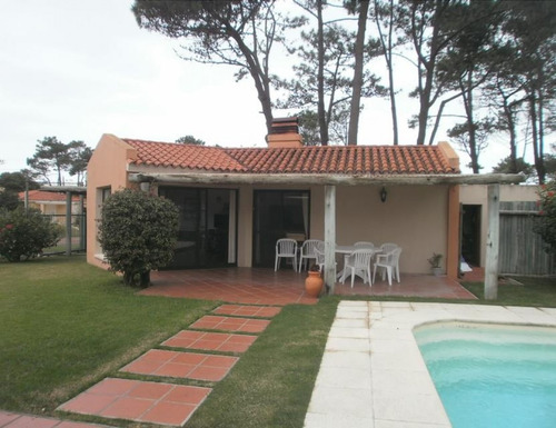 Excelente De Cuatro Dormitorios, Jardin Y Piscina- Ref: 413