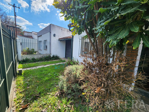 Venta De Casa De 3 Ambientes Con Cochera Y Quincho En Quilmes Oeste