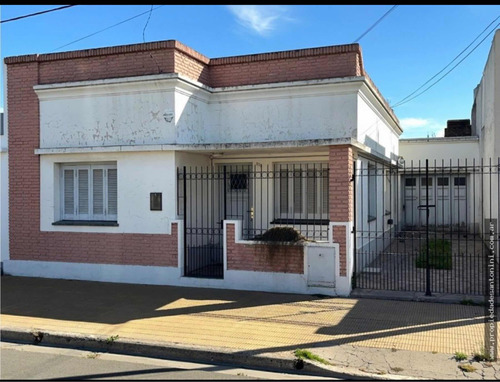 Casa De 3 Ambientes Ubicada En Tres Arroyos