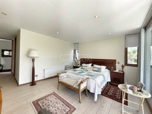 Casa En Venta De 7 Dorm. Mas Servicios En Chicureo Poniente