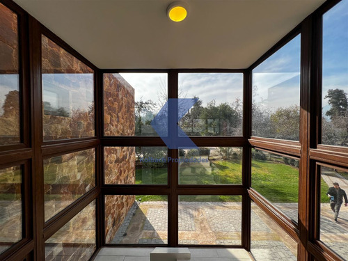 Casa En Venta De 7 Dorm. En Condominio Brisas De Chicureo