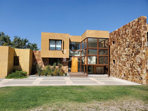 Casa En Venta De 5 Dorm. En Colina Chicureo, Las Brisas