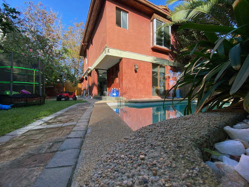 Casa En Ñuñoa De 3 Niveles Con Piscina, Jardín Y Quincho