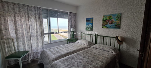 Apartamento En Venta Con Excelente Vista Al Mar, Primera Línea- Ref: 3996