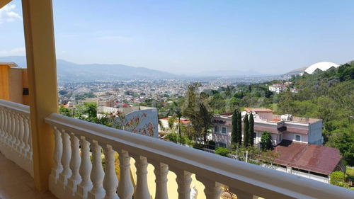Exclusiva Propiedad Con Vista Panorámica, Ubicada En Fraccionamiento Privado