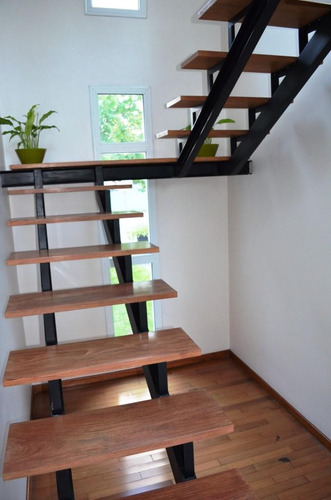 Moderna Propiedad En Barrio Privado Santa Ana