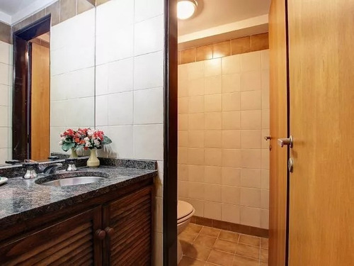 Av. Corrientes Y Montevideo. Dueño Vende Oficina 70 M2 En Excelente Ubicación E Impecable Estado. En Un Edificio Moderno Para Uso Profesional Y Comercial.