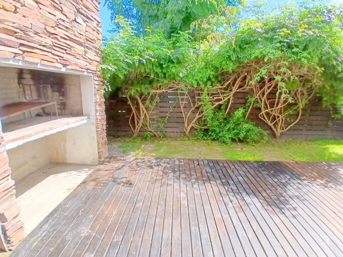 Alquiler Anual De Moderna Casa Con 3 Dormitorios Y 2 Baños.