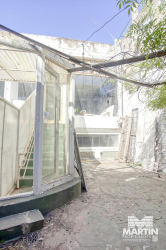 Local De 170 M2 Cubiertos, 2 Baños, 2 Subsuelos Y Jardín, A Metros De Alvear.