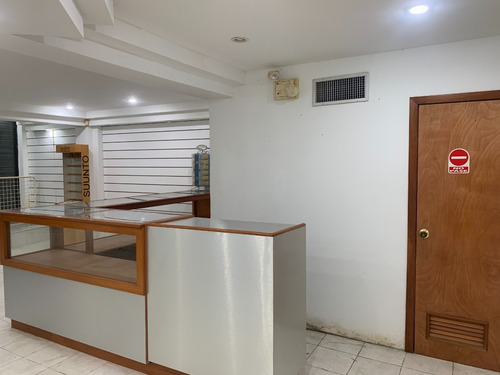 Imagen 2 de 5 de Se Vende Local Comercial En El C.c. Maneiro