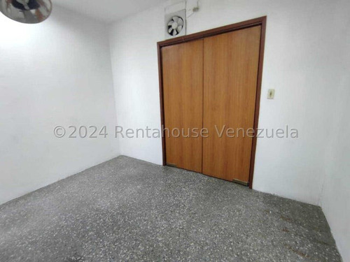 Consultorio En Alquiler Zona Este Barquisimeto, Cuatro Cubículo, 2 Baños, Aire Integral. Mls 24-17099 Dh