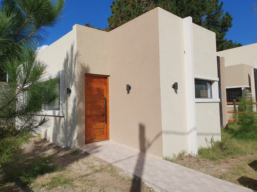Casa A Estrenar 3 Ambientes Con Parrilla Y Entrada Para Vehículo - Financiada