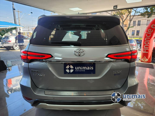 Toyota Hilux SW4 2.8 D-4D TURBO DIESEL SRX 7L 4X4 AUTOMÁTICO