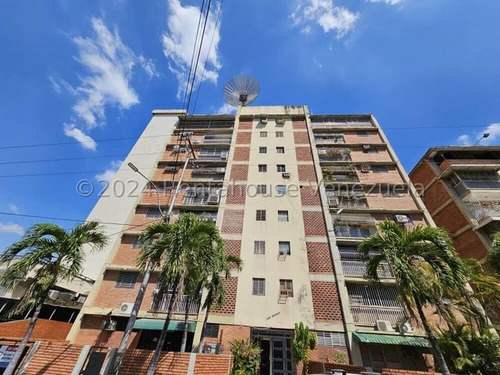 Cf Precioso Apartamento En Edificio Con Pozo Propio Y Gas Directo A La Venta En Urb. San Isidro!! Listing 24-16002