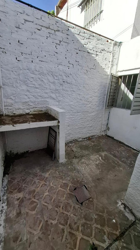 Casa De Pasillo En Venta De 1 Dormitorio Con Patio En Barrio Parque Casado