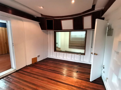 Casa En Arriendo De 7 Dorm. En Providencia