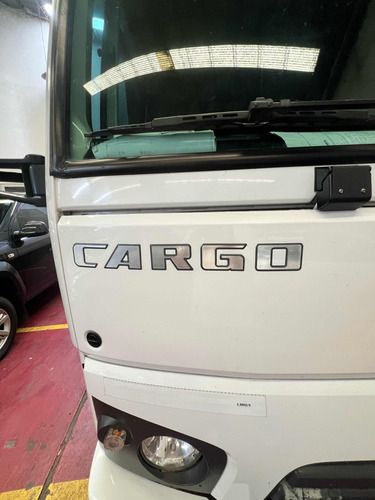 Chasis Con Equipo De Furgón Térmico Y Equipo De Frío