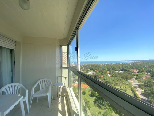 Piso Alto Con Vista Al Mar En Edificio Con Servicios. Punta Del Este