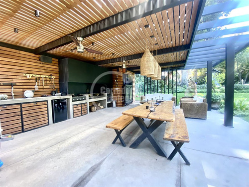 Casa En Venta De 5 Dorm.la Dehesa Lo Barnechea