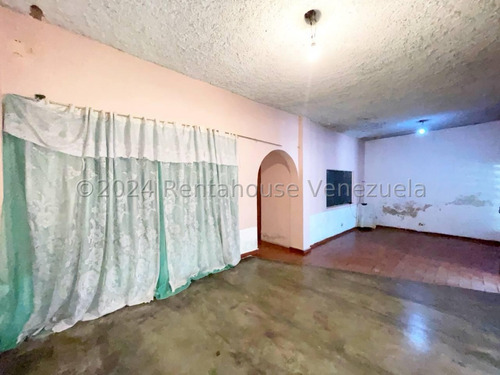 Casa En Alquiler Con Amplios Espacios En San Ignacio Maracay Estacionamiento Techado Agua Constante Estef 25-3327