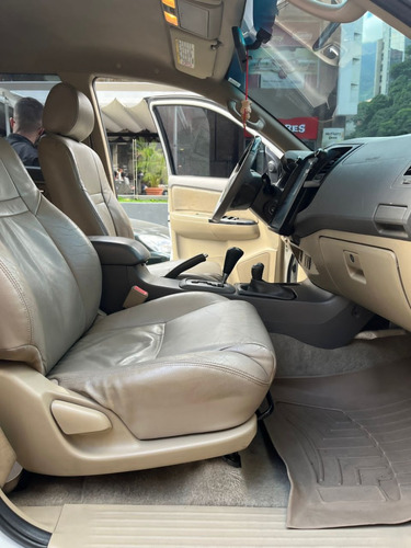 Imagen 3 de 13 de Toyota Fortuner 2012