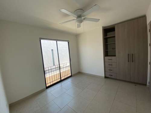 Venta De Casa En Condominio En Zibata, Queretaro