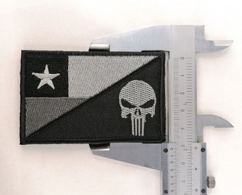 Imagen 6 de 8 de Parche Bandera Chilena Tono Negro Y Símbolo Punisher