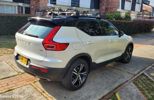 Volvo XC40 2.0 T4 R-DESIGN