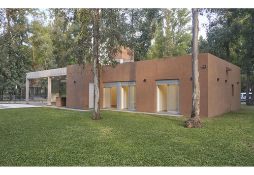 Casa De 3 Dormitorios Con Cochera, Galería Y Piscina