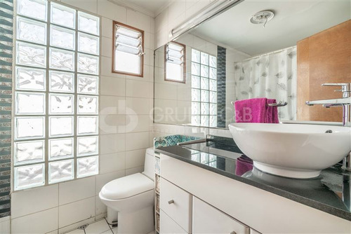 Casa En Venta De 5 Dorm. En Macul