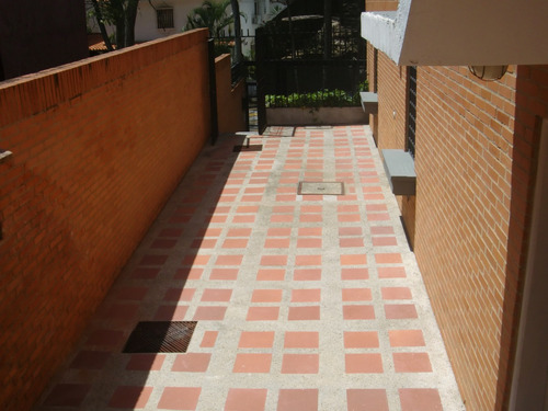 Lomas De Chuao Espectacular Casa Calle Privada Vigilancia Piso Y Escaleras De Mármol Area Verde 4 Puestos De Estacionamientos