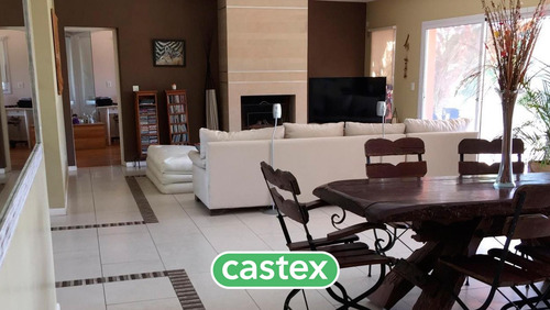 Casa A La Venta, Al Lago, Con Increíble Espejo De Agua En El Barrio Los Castores. Nordelta.