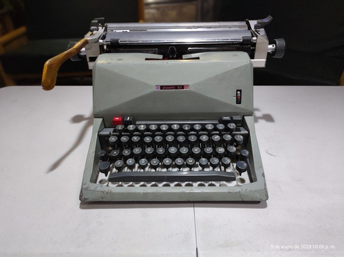Máquina De Escribir Antigua Olivetti 82 