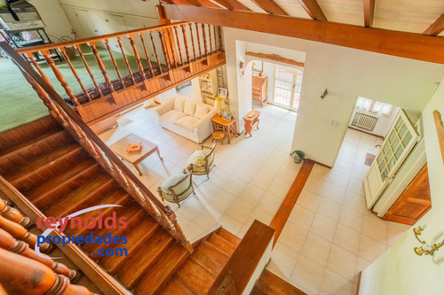 Tradicional Chalet En Excelente Cuadra Semicortada.