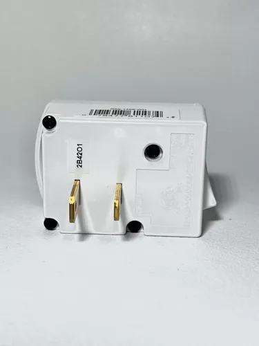 ADAPTADOR CON INTERRUPTOR ENCHUFABLE A TIERRA BLANCO LEVITON