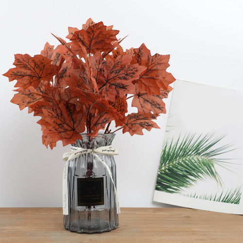 Simulación De Hojas De Arce Rojo Para Decoración De Patio In