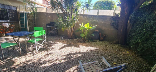 Casa Tipo Chalet De 5 Ambiente Con Gge Cubierto , Jardin,fondo , Quincho, 3 Baños, Desarrollada En 2 Plantas, Sobre Lote De 8.x 24 Mts
