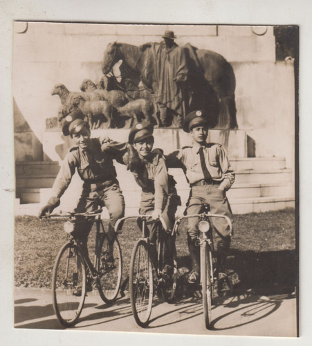 Curiosa Y Antigua Fotografia Trio Ciclista En Plaza Zabala 