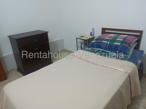 Julio Latouche 25-10392 Townhouse En Venta La Entrada Naguanagua, Cómodo Y Acogedor, Clima De Montaña, En Plena Avenida.