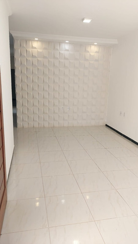 Casa De Esquina Com 3 Quartos (uma Suíte) E 2 Banheiros