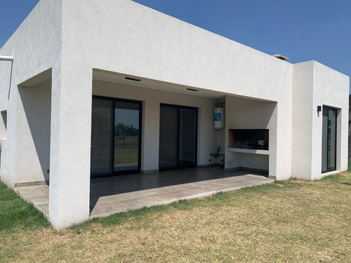 Venta Casa Tres Dormitorios Y Pileta En El Barrio Cerrado San Sebastian
