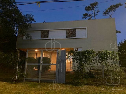 Imagen 1 de 16 de Casa De Dormitorios Y Piscina En Pinares, Punta Del Este- Ref: 54653