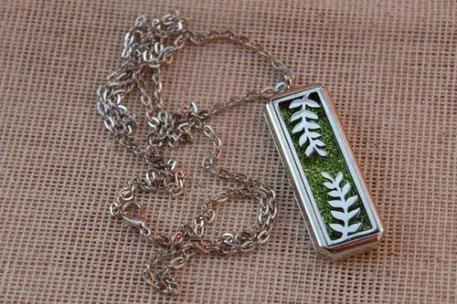 Imagen 4 de 5 de Collar Mujer Dije Difusor De Aceites Esenciales De Acero